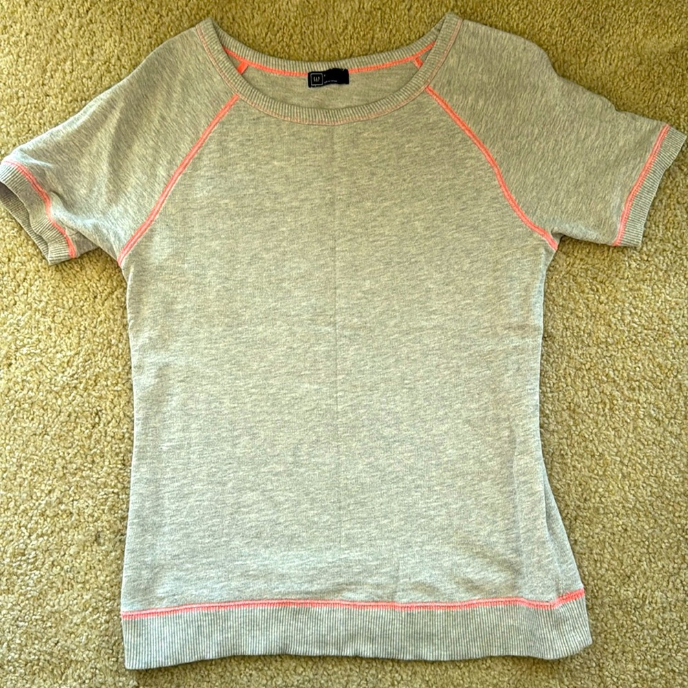 💜 3 for $10 GAP Gray Top with Pink Accents